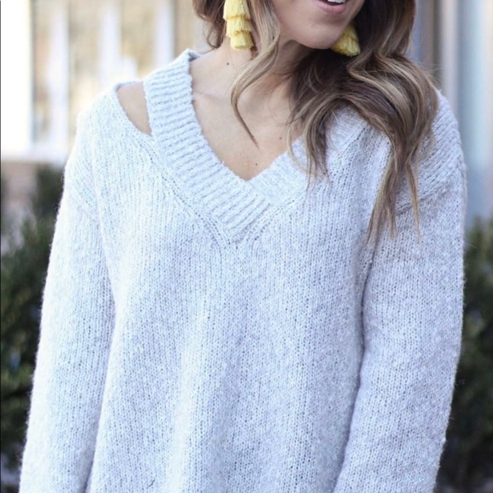 NWOT TRENDY CUT-OUT V-NECK SWEATER